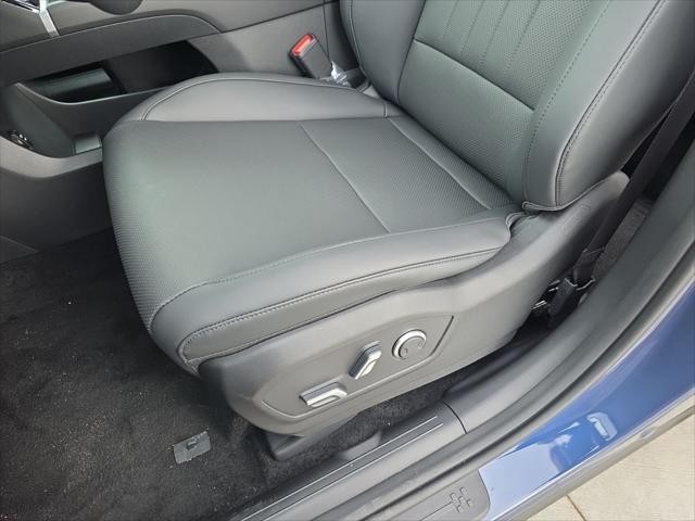 Hyundai Santa Fe Vehicle Full-screen Gallery Image 24