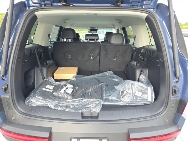 Hyundai Santa Fe Vehicle Full-screen Gallery Image 29