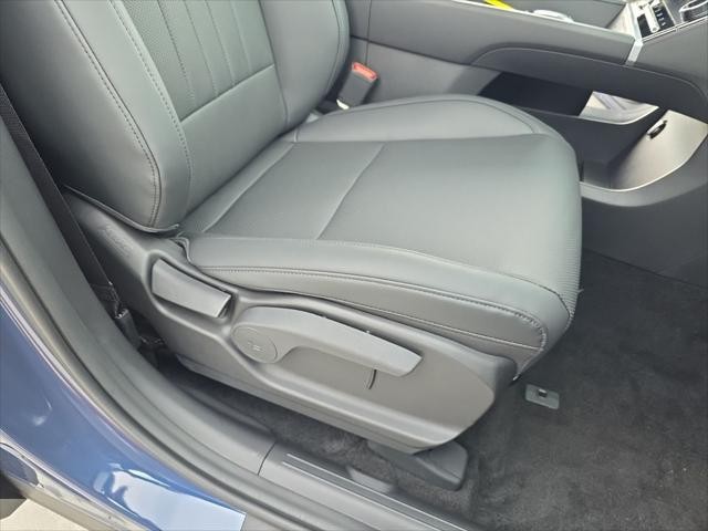 Hyundai Santa Fe Vehicle Full-screen Gallery Image 30