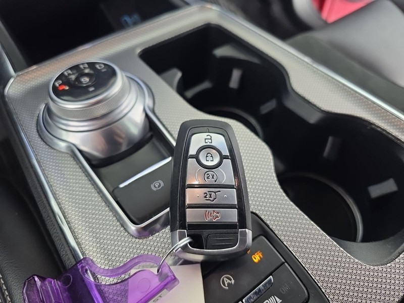 Ford Edge Vehicle Full-screen Gallery Image 24