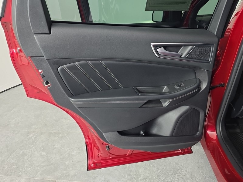 Ford Edge Vehicle Full-screen Gallery Image 32