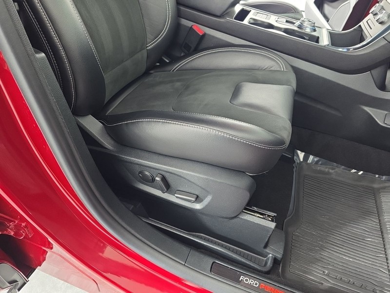 Ford Edge Vehicle Full-screen Gallery Image 36