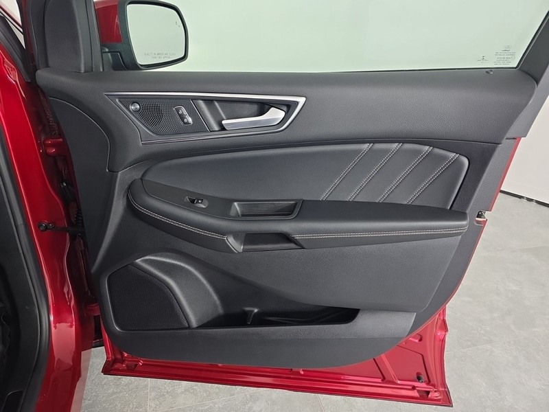 Ford Edge Vehicle Full-screen Gallery Image 38