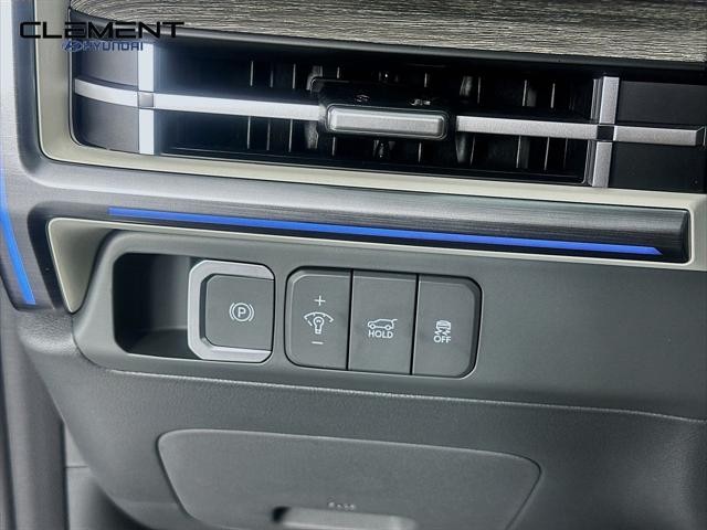 Hyundai Santa Fe Hybrid Vehicle Full-screen Gallery Image 12