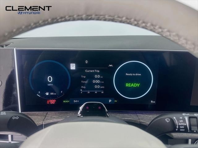 Hyundai Santa Fe Hybrid Vehicle Full-screen Gallery Image 16