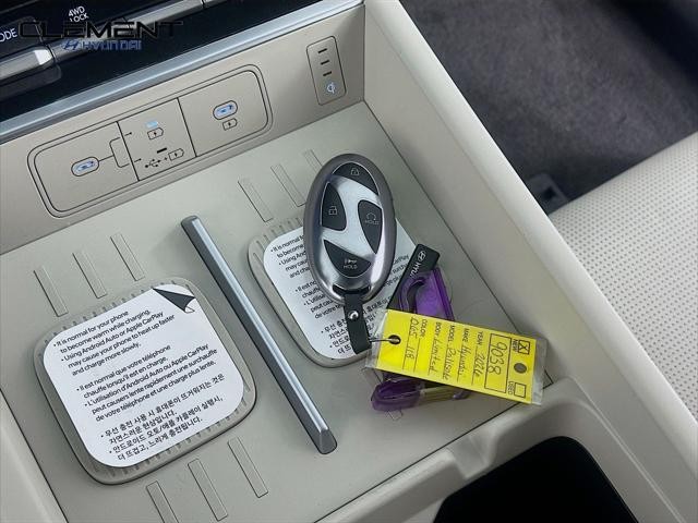 Hyundai Santa Fe Hybrid Vehicle Full-screen Gallery Image 21