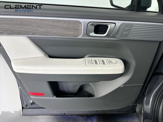 Hyundai Santa Fe Hybrid Vehicle Full-screen Gallery Image 25