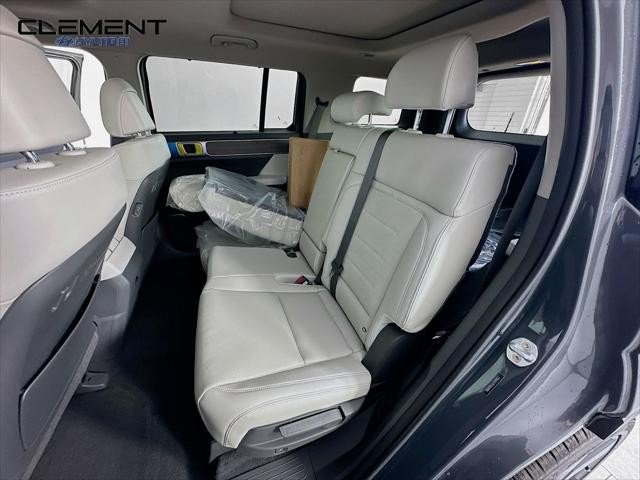 Hyundai Santa Fe Hybrid Vehicle Full-screen Gallery Image 29