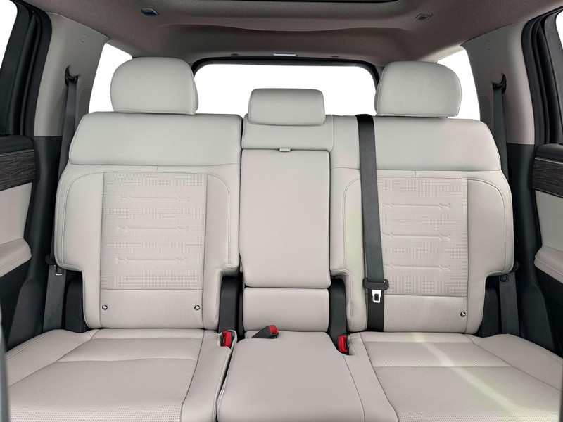 Hyundai Santa Fe Hybrid Vehicle Full-screen Gallery Image 16