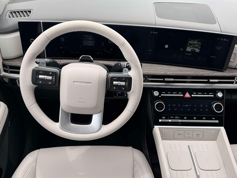 Hyundai Santa Fe Hybrid Vehicle Full-screen Gallery Image 17