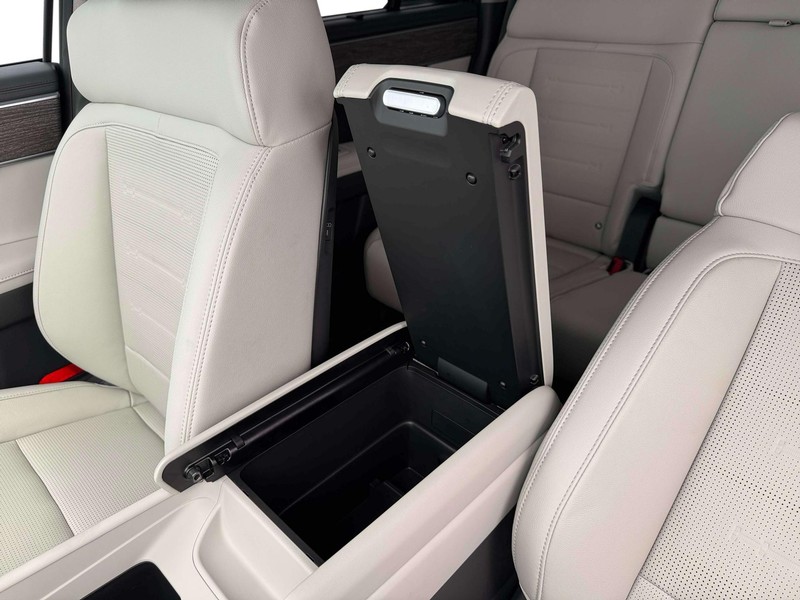 Hyundai Santa Fe Hybrid Vehicle Full-screen Gallery Image 19