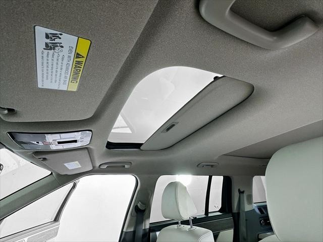 Hyundai Santa Fe Hybrid Vehicle Full-screen Gallery Image 22