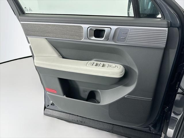 Hyundai Santa Fe Hybrid Vehicle Full-screen Gallery Image 25