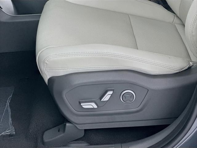 Hyundai Santa Fe Hybrid Vehicle Full-screen Gallery Image 26