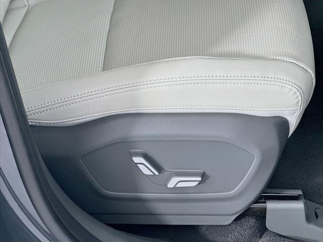 Hyundai Santa Fe Hybrid Vehicle Full-screen Gallery Image 30