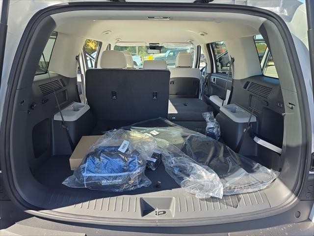 Hyundai Santa Fe Vehicle Full-screen Gallery Image 9