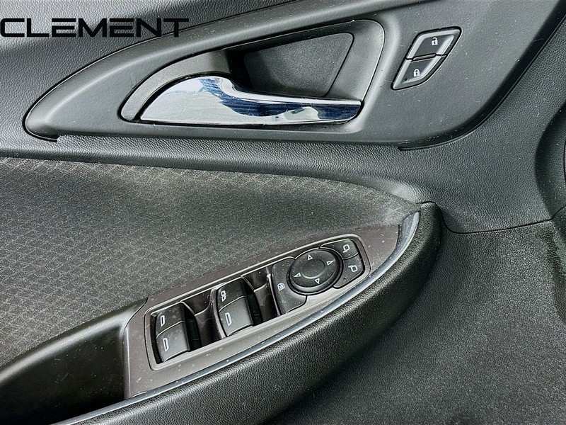 Chevrolet Malibu Vehicle Full-screen Gallery Image 24