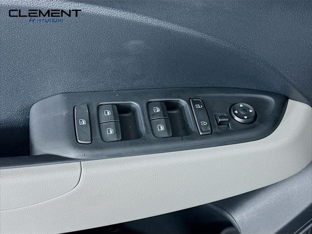 Hyundai Venue Vehicle Full-screen Gallery Image 23