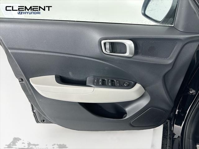 Hyundai Venue Vehicle Full-screen Gallery Image 24