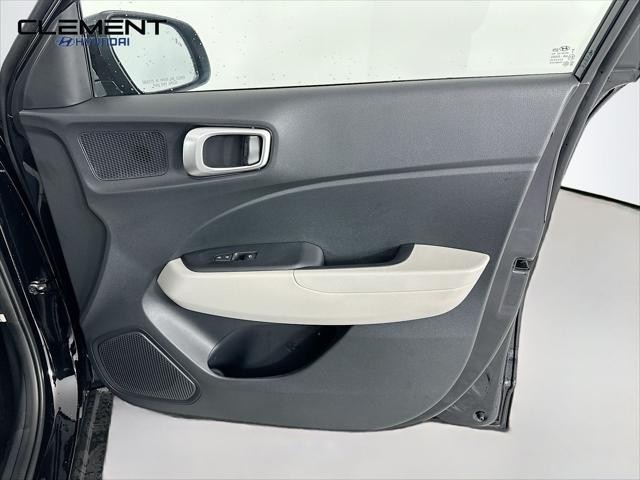 Hyundai Venue Vehicle Full-screen Gallery Image 31