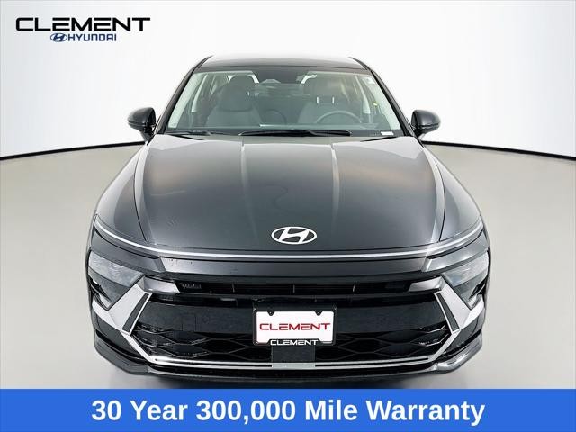 Hyundai Sonata Vehicle Full-screen Gallery Image 2