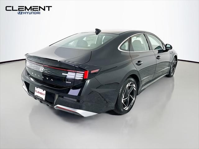 Hyundai Sonata Vehicle Full-screen Gallery Image 6