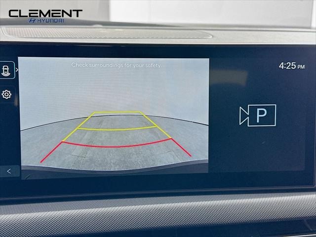 Hyundai Sonata Vehicle Full-screen Gallery Image 18