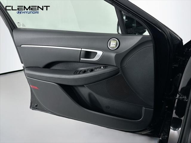 Hyundai Sonata Vehicle Full-screen Gallery Image 23