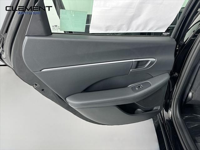 Hyundai Sonata Vehicle Full-screen Gallery Image 26
