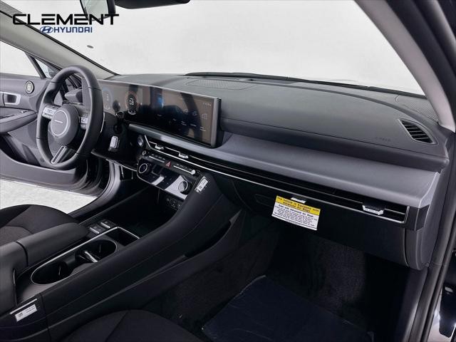 Hyundai Sonata Vehicle Full-screen Gallery Image 29