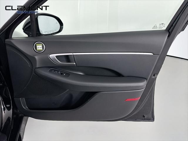 Hyundai Sonata Vehicle Full-screen Gallery Image 30