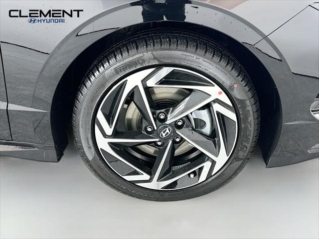 Hyundai Sonata Vehicle Full-screen Gallery Image 31