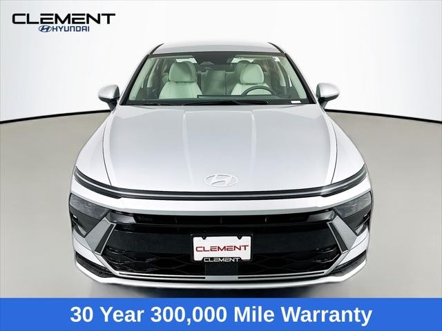 Hyundai Sonata Hybrid Vehicle Full-screen Gallery Image 2