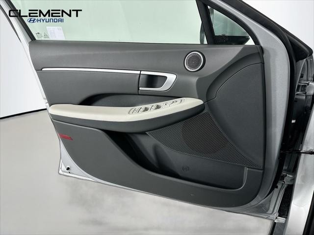 Hyundai Sonata Hybrid Vehicle Full-screen Gallery Image 22