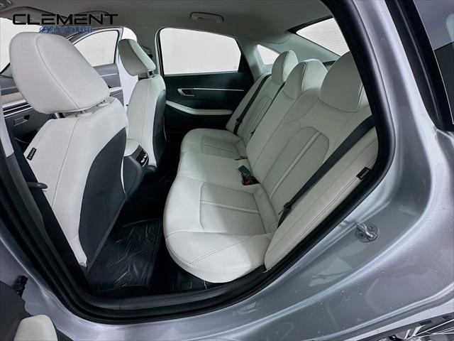 Hyundai Sonata Hybrid Vehicle Full-screen Gallery Image 26