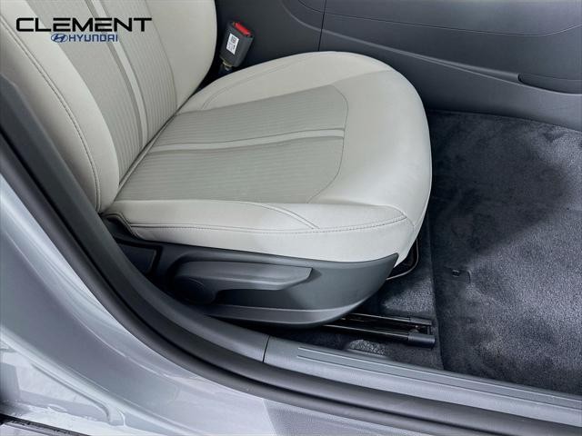 Hyundai Sonata Hybrid Vehicle Full-screen Gallery Image 27