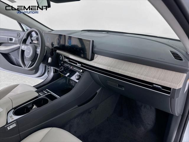 Hyundai Sonata Hybrid Vehicle Full-screen Gallery Image 28