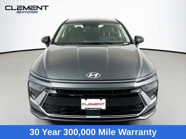 Hyundai Sonata Vehicle Full-screen Gallery Image 2