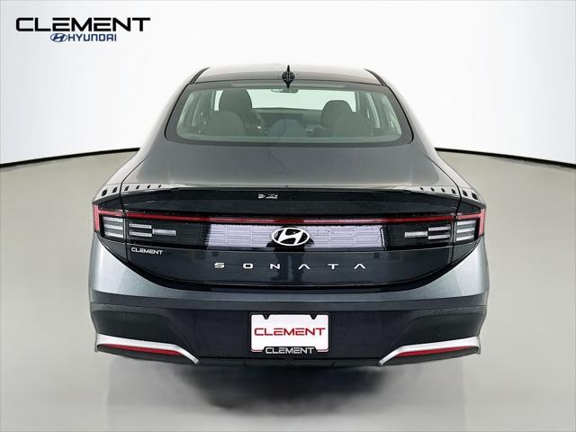 Hyundai Sonata Vehicle Full-screen Gallery Image 7