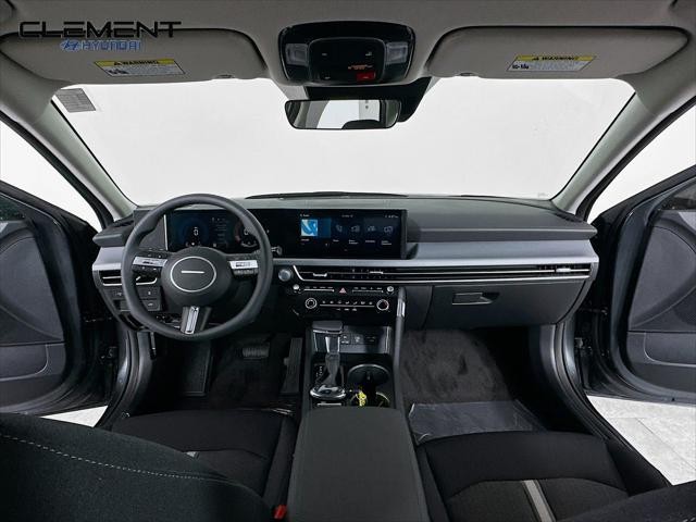 Hyundai Sonata Vehicle Full-screen Gallery Image 11