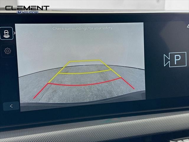 Hyundai Sonata Vehicle Full-screen Gallery Image 18