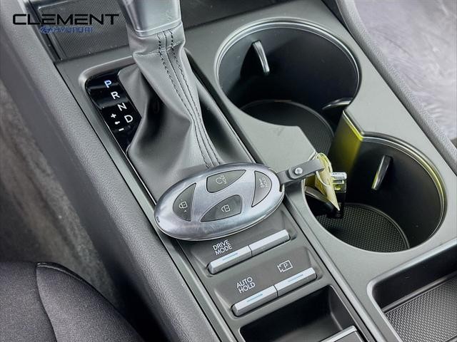 Hyundai Sonata Vehicle Full-screen Gallery Image 20