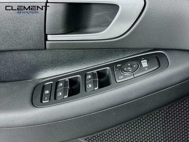 Hyundai Sonata Vehicle Full-screen Gallery Image 21