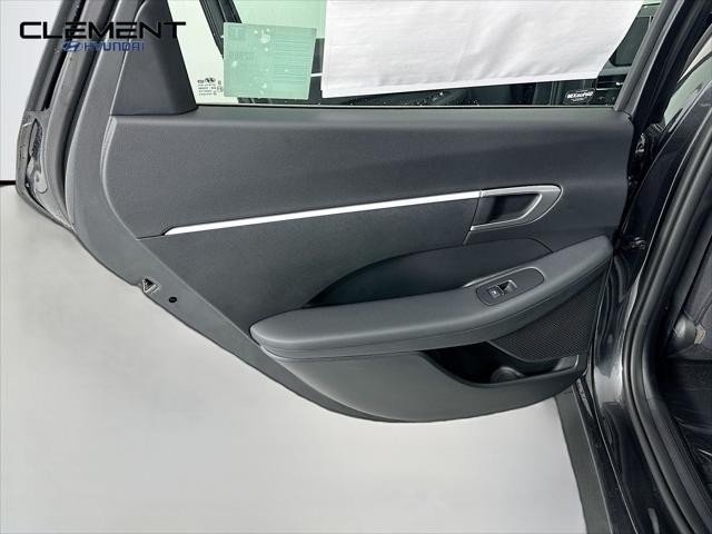 Hyundai Sonata Vehicle Full-screen Gallery Image 25