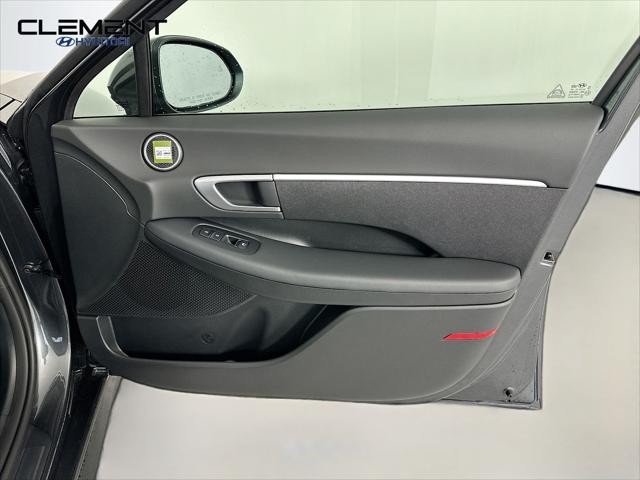 Hyundai Sonata Vehicle Full-screen Gallery Image 29