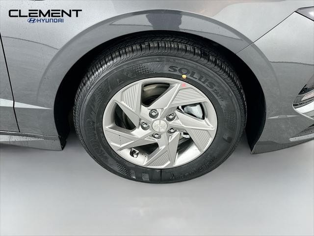 Hyundai Sonata Vehicle Full-screen Gallery Image 30