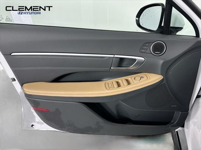 Hyundai Sonata Hybrid Vehicle Full-screen Gallery Image 25