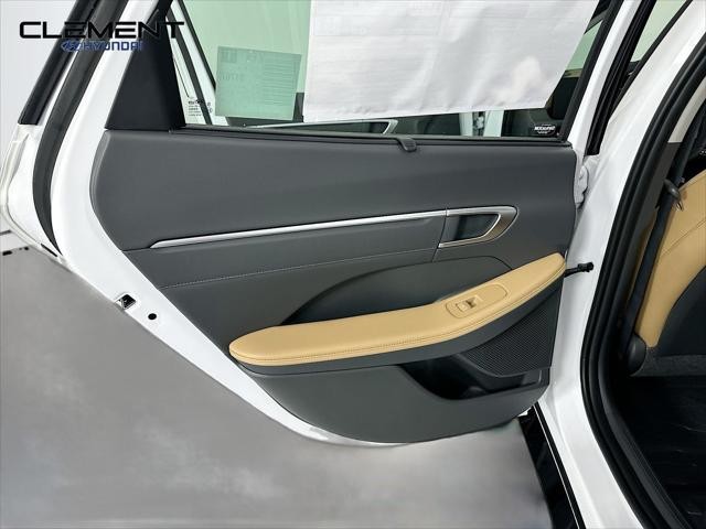 Hyundai Sonata Hybrid Vehicle Full-screen Gallery Image 28