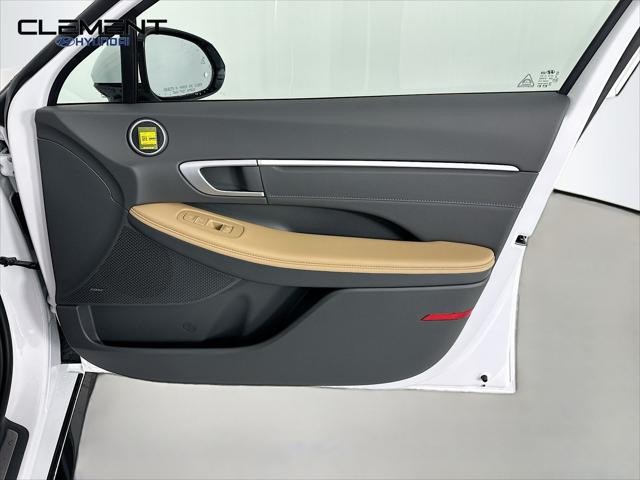 Hyundai Sonata Hybrid Vehicle Full-screen Gallery Image 32