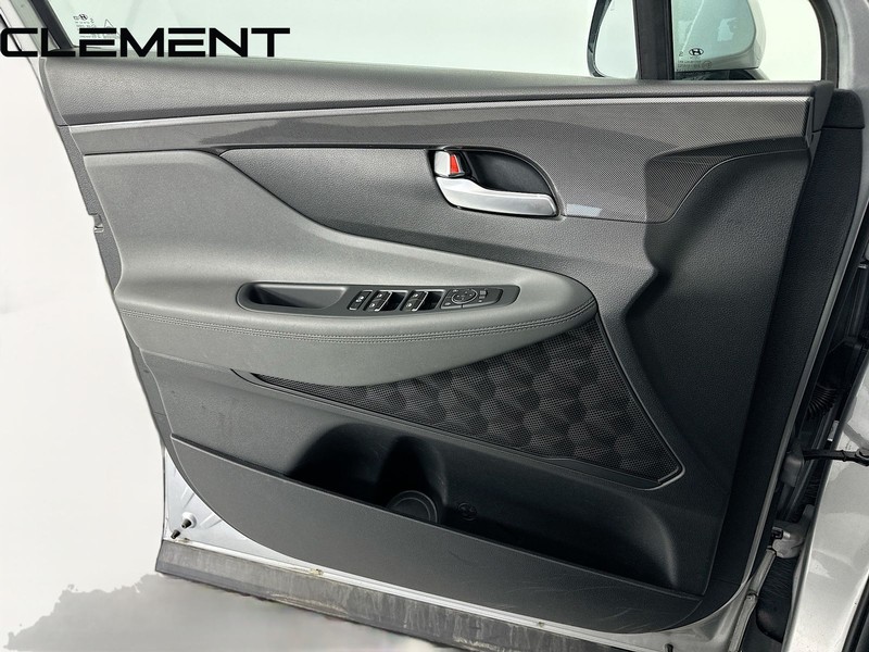 Hyundai Santa Fe Vehicle Full-screen Gallery Image 26